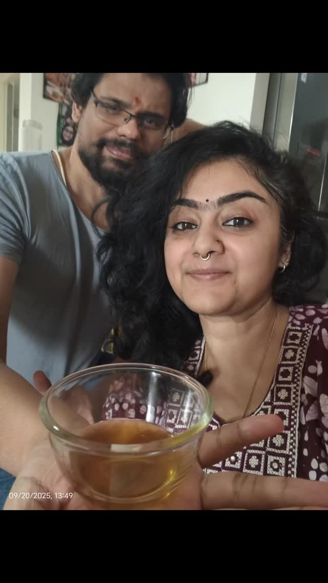 Used Taravali’s Ancient Hair Revive Oil for myself and my family today, and honestly, the aroma alone feels like stepping into an old ayurvedic apothecary 🪔🌿.
Freshly blended, warm, and grounding, it’s not just oiling, it’s warm therapy.
Saturday is for hair oil, Sunday is for mask ❤️
This oil reduces hair fall while its natural heating properties keep the head warm, soothe sinuses and keep headaches at bay.
In Ayurveda, a warm head isn’t just about comfort, it’s about balance. It reduces stress, relaxes the mind, boosts immunity, and keeps the body active and alert. A warm head is life ❤️
That’s why I love making this oil fresh for my family and my besties. Because when nature does the healing, you feel it inside and out 🥰