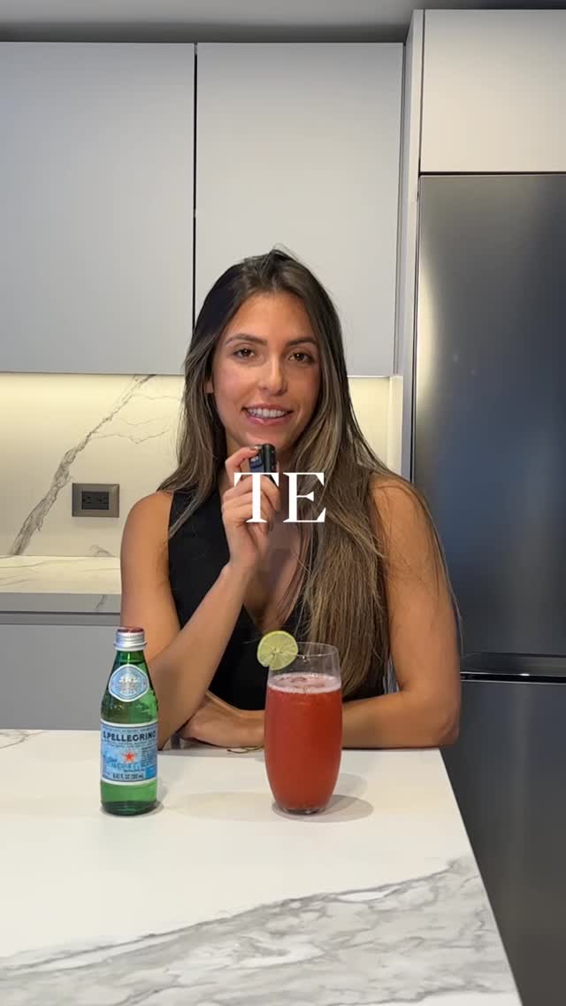 Mocktails con @sanpellegrino_es 🫧🍓 mi nueva bebida favorita y estoy segura de que será la tuya también!
Ingredientes:
Fresas congeladas
Zumo de limón
Hojas de menta
Endulzante (yo use truvia)
Hielo
Agua con gas
Agrega las fresas, el zumo de limón, las hojas de menta y el endulzante a un procesador.
Prueba y ajusta si lo prefieres más dulce o más cítrico.
Sirve la mezcla de base, agrega abundante hielo y tu agua @sanpellegrino_official
#mocktails #drinks #healthyhabits #sanpellegrino #bebidas
Me estoy animando a hacer una serie de mocktails, ustedes que opinannnn?👀