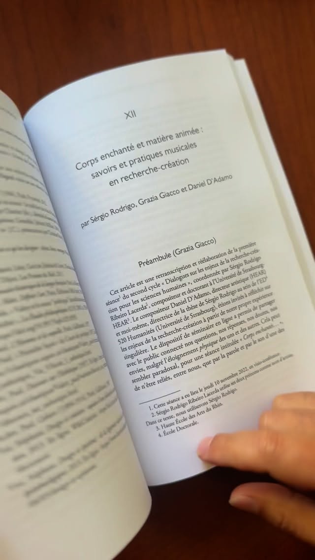 Je viens de recevoir la publication Dialogues sur les enjeux de la recherche-création pour les sciences humaines, sous la direction de Françoise Chambefort et Carolane Sanchez.
Avec Grazia Giacco et @composerdadamo, nous y signons un article qui prend la forme d’un dialogue à trois voix autour de la recherche-création en composition, accompagné d’une analyse de ma pièce Tocar.
Un grand merci aux directrices de l’ouvrage ainsi qu’à mes collègues pour ce bel échange.
———
🇧🇷
Acabo de receber a publicação Dialogues sur les enjeux de la recherche-création pour les sciences humaines, sob a direção de Françoise Chambefort e Carolane Sanchez.
Em colaboração com Grazia Giacco e Daniel D’Adamo, assinamos um artigo em forma de diálogo a três vozes sobre a pesquisa-criação em composição, acompanhado de uma análise da minha peça Tocar.
Um agradecimento especial às organizadoras do livro e aos colegas por essa troca tão rica.
——
#musiquecontemporaine #contemporarymusic #recherchecreation #compositionmusicale