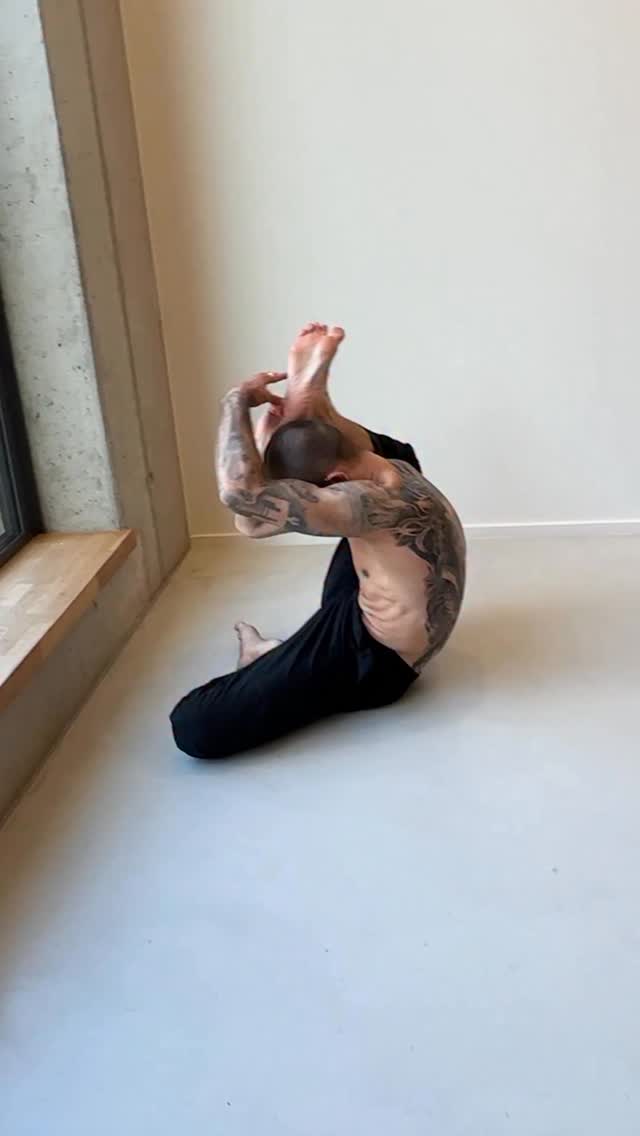 I am excited to be back in Paris on Saturday 4 October (13h30–19h30) and Sunday 5 October (13h00–17h00) @lomeyyogastudio for Moving Backwards to Go Forwards — a 10-hour training that I’ll be teaching with Alex @_alexhammer
Together we’ll dive deep into the mechanics of backbending and forward folding, focusing on strength, technique, and intelligent sequencing. These are the tools that helped me overcome plateaus, recover from injuries, and transform my practice after many years of yoga and contortion.
What I’ve learned from contortion — and want to share with you — is that flexibility isn’t about forcing yourself deeper into a shape. It’s about understanding your anatomy, building strength with drills and repetitions, integrating props, and refining transitions to create safe, sustainable progress.
On Saturday, we’ll work on shoulder shapes, hip rotations, backbends, splits, and finish with Thai flow therapy. On Sunday, the focus is Pincha: from strong foundations to hollowback, scorpion, and creative, playful transitions.
This training isn’t for complete beginners, but you don’t need to be advanced either. Come with curiosity and an open mind, and you’ll leave with practical tools to expand your flexibility and deepen your contortion practice.
Price: 200€
Booking is through the studio — or send us a DM if you have any questions 💜
📸 @reneechoiphotography
#ParisContortion #ContortionTraining #Backbends #ForwardFolds #FlexibilityTraining #AdvancedFlexibility #PinchaMayurasana #Hollowback #StrengthAndFlexibility #ContortionPractice #BodyAwareness #MobilityTraining #BackbendTraining #HipFlexibility #ShoulderFlexibility