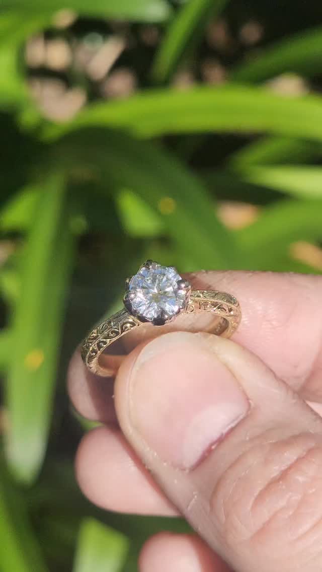 A handmade and hand engraved solitaire diamond ring in 18ct yellow gold and platinum.
💎The 1.13ct diamond is cradled in a flower setting with curled tips holding in the diamond, with hand engraved scrolls around the band that catch the light like only true hand engraving does. ✨️✨️
#alexandragasparinijewellery #sydneyjeweller #sydneyengraver #handmadejewellery #handengravedring #solitairering #finejewellery #engagementring #diamondring