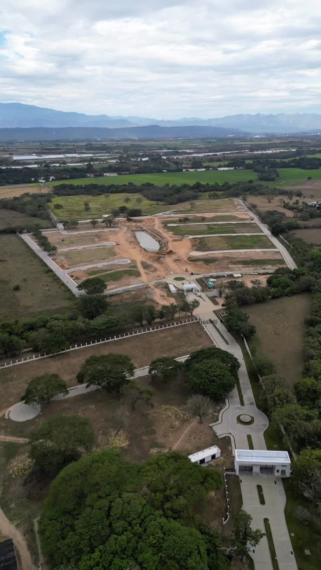 Laguna Club: Un lugar pensado para transformar tu forma de vivir.
Aquí encontrarás una colección de casas y apartamentos campestres con acabados de lujo, rodeados de corredores verdes, donde la frescura del bosque se mezcla con la modernidad y el confort.
Contáctanos para mayor información
📲 (+57) 315 689 23 39
SALA DE NEGOCIOS
📍Km 7 vía Neiva-Rivera