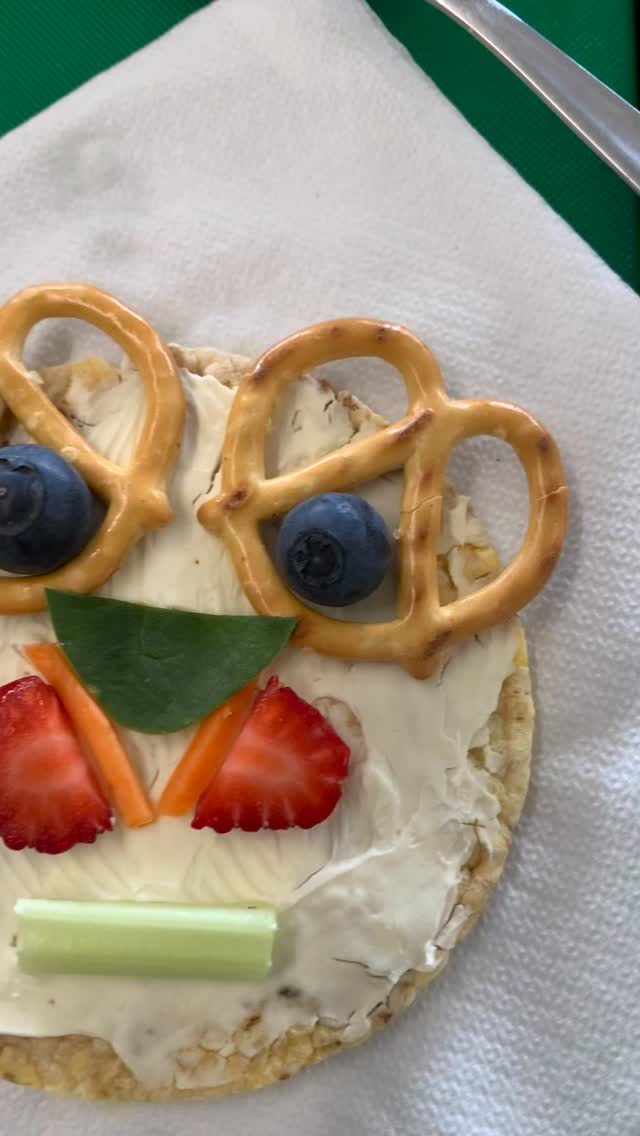 Hehehe. Had the chance to jump in yesterday to help
@heathcotecommunityhouse to get kids both young and old to make a funny face then eat it! An invitation to play with your food then eat it, was way more fun than expected. Getting our creative hats on and snacking on a healthy treat. Celebrating the @communitybankheathcotedistrict 20th birthday with free activities. Background music by @theskerricks and excited commentary by me! #communityevent #playingwithfood #funnyfaces #healthyfoodatparties #supportinghealthychoices
