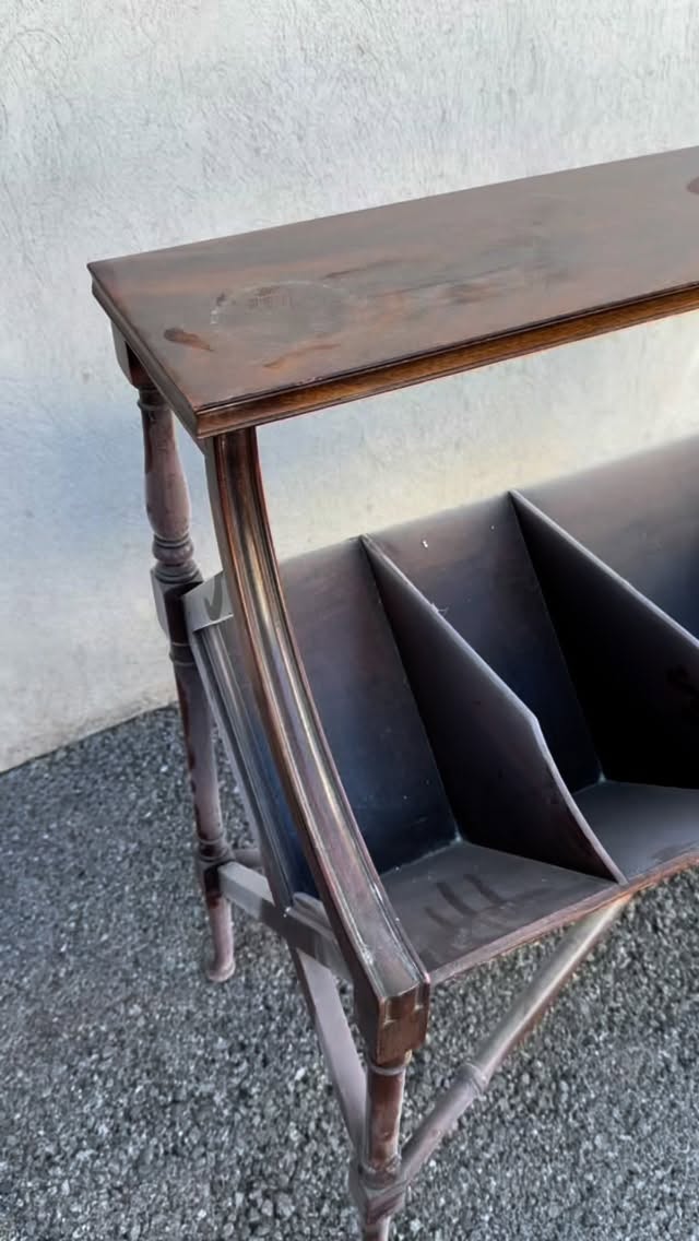 ✨ Transformation incroyable ✨
Regardez bien ce range-revues d’époque… ⚰️ Fatigué, terni, oublié…
➡️ En quelques minutes d’aérogommage, il retrouve toute la noblesse de son bois exotique 😍
Un vrai voyage dans le temps : du passé poussiéreux ➡️ au charme intemporel 🌿#aerogommage #renovation #bois #fyp