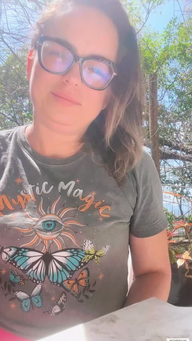 Hoje é Dia da Árvore, e a poesia tinha que falar delas… e de nós! Estamos conectados com a natureza, deixei até o barulho do vento e das folhas 🍁 para vocês sentirem a delícia que está esse quintal aqui hoje! Poesia “Como um vento na floresta” - Fernando Pessoa #livros #reflexão #diadaarvore #domingo #poesia