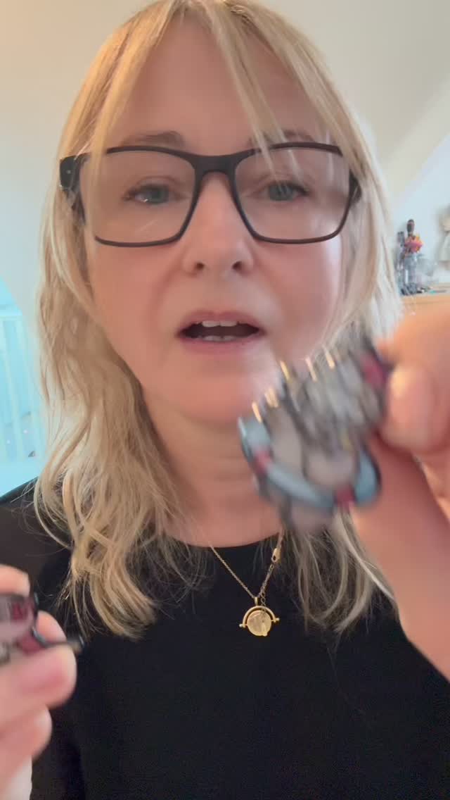 📌 ❤️ 🐻 These were such a pleasure to design. It was nice to take some time out from the angst I often feel when I’m creating a bigger artwork. They are fun and cute and make perfect stocking #stockingfiller Get them while they are still around and on offer #collectablepins #pinlove #creepycute #artistsofig 🎄💝