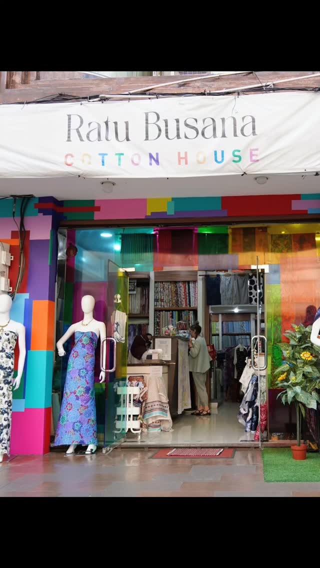I was in Jakarta last week and found this gem of a fabric store @cottonhouse.jkt that sold quilting fabrics with lots of Bali batik choices. The owner and staff were super friendly! Will be posting my small haul from the store shortly.