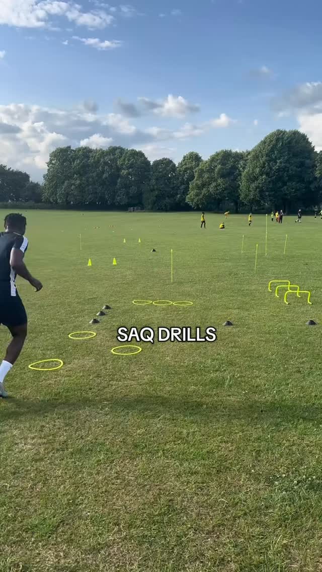 Quick feet. Sharper moves. Dominate the pitch with SAQ drills ⚽️🔥
▪️
▫️
▪️
IF YOU’RE INTERESTED IN THE TRAINING WE PROVIDE, GET IN TOUCH❕
📞 wa.me/447907384590
🔗 www.linktr.ee/ebbselitecoaching
# #FootballCoach #FootballTraining #1on1Coaching #PlayerDevelopment #FootballDrills #TrainLikeAPro #FootballSkills #FootballMindset #NextGenFootball #MiltonKeynesFootball