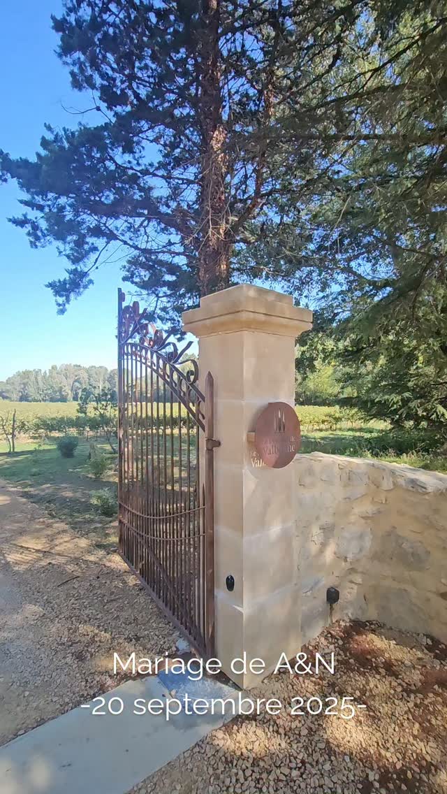 ☀️ Septembre en Provence, soleil radieux et ambiance festive au Domaine de Valbonne !
Nos mariés vivent un moment unique, entre rires, émotions et élégance ✨
September in Provence, with radiant sunshine and a festive atmosphere at Domaine de Valbonne!
Our newlyweds are living a unique moment, filled with laughter, emotions, and elegance
#mariageenprovence #domainedevalbonne #weddingvibes #elegantwedding #automninprovence #weddinginspiration #weddinginprovence
Caterer @maison_nans
Flowers @atelier_de_matisse
Photographer @joffreywingrove
Vidéo @william_mondoloni
Muah @unbrindaudace