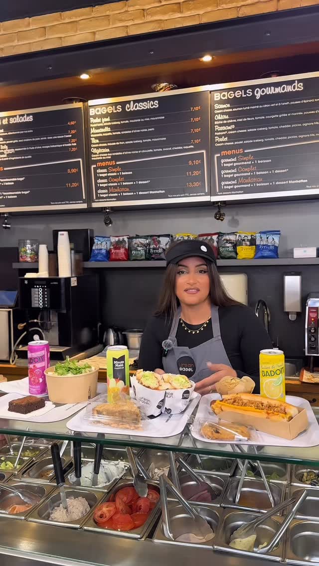 ✨ Bienvenue chez Urban Bagel à Anir sur scène ! 🥯🔥
Au menu : bagel au poulet fumé, hot dog, saucisse de volaille, cheddar fondant, salade César 🥗… et bien sûr une sélection de desserts gourmands pour finir en beauté 🍪🍰.
📍 21 Rue Maurice Bokanowski, 92600 Asnières-sur-Seine 
👉 Viens découvrir ton nouveau spot bagels préféré !
🎥 @dny.digitalstudio #bagel #urbanbagel #restaurant #parisfood