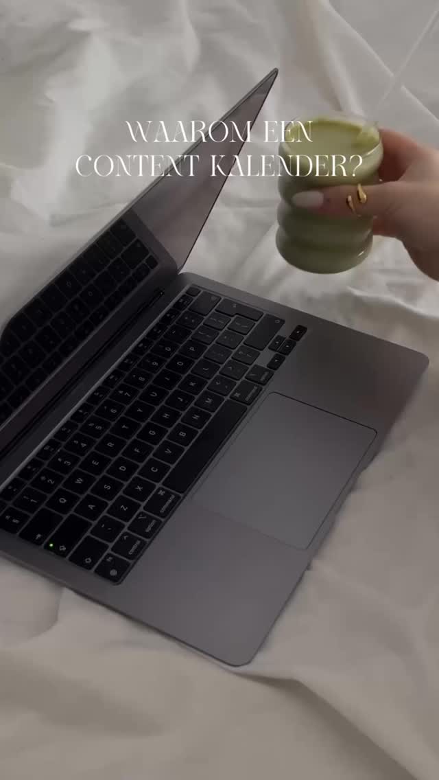 Mijn nummer 1 tip voor iedereen die de Social Media van zijn of haar bedrijf zelf beheert. Werk met een contentkalender! Want waarom een contentkalender gebruiken als je je ook gewoon dagelijks druk kunt maken om je socials? 🤭
Je zult merken dat een contentkalender echt jouw life-saver gaat zijn op lange termijn. Het gaat je zo veel rust geven!
- Creëert overzicht. Dit is natuurlijk voor jezelf súper fijn.
- Zorgt voor consistentie. Wat niet alleen goed is voor het algoritme, maar ook voor het opbouwen van een betrouwbare band met je volgers.
- Zorgt voor afwisselende content. Je voorkomt dat je veel van hetzelfde post en kunt verschillende thema’s afwisselen zodat de content interessant blijft om te blijven volgen.
- Het maakt content batchen makkelijker. Je kunt een vast moment inplannen om de content voor de komende periode klaar te zetten. Bepaal zelf hoe ver je vooruit wil werken en plan direct jouw nieuwe ‘content batch moment’ in.
- Het geeft jou héél veel rust. Had ik dat al gezegd?
- Het geeft inzicht in belangrijke data. Je kunt je statistieken beter lezen en in je voordeel laten werken. Je krijgt meer zicht in wat jouw doelgroep nou echt wil zien.
Vind je het lastig waar je moet beginnen en hoe je een contentkalender het best opbouwt? Twijfel niet en stuur me gerust een DM met “contentkalender”. Ik help je graag verder!