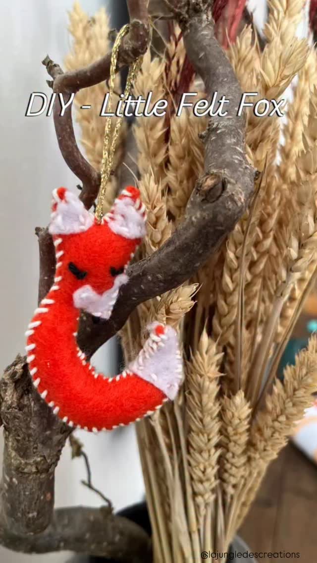 🇬🇧DIY – Little Felt Fox 🦊
With its beautiful reddish coat, the fox is one of the animals that best symbolizes autumn.
In this video, I’ll show you how to make a little felt fox.
Materials (all from @panduroofficial ):
- Felt (orange and white, optional black)
- Pencil
- Cotton thread (white and black)
- Scissors
- Stuffing
- Fabric glue
This is a perfect activity to introduce kids to sewing, by creating either a hanging decoration or a soft little toy, depending on the size you choose.
✨ Tip: for kids, I recommend making a larger model—it’s much easier to hold while sewing.
In the reel, I sewed the small white and black parts, while in the larger version, Minus preferred to glue the felt (and honestly, I think it looks even cuter that way—don’t you?).
👉 Which animal do you think best represents autumn?
—
🇫🇷DIY – Petit renard en feutrine 🦊
Avec sa belle couleur rousse, le renard est l’un des animaux qui symbolisent le mieux l’automne.
Dans cette vidéo, je vous propose de réaliser un petit renard en feutrine.
Matériel (produits achetés chez @panduroofficial )
- Feutrine (orange et blanche, éventuellement noire)
- Crayon à papier
- Fils de coton (blanc et noir)
- Ciseaux
- Rembourrage
- Colle à tissu
C’est une activité idéale pour initier les enfants à la couture, en créant soit une suspension, soit un petit doudou, selon la taille choisie.
✨Tips: pour les enfants, je recommande de faire un modèle assez grand : plus facile à manipuler pendant la couture.
Dans la version filmée, j’ai cousu les petites parties blanches et noires, tandis que dans la version plus grande, Minus a préféré coller la feutrine (et je trouve que le résultat est encore plus joli, pas vous ?).
👉 Et vous, quel animal représente le mieux l’automne ?
#fallcrafts #autumncrafts #autumnDIY #kidscrafts #pysselinspo #inspiretheirearlyyears #feltcraft #kidfeltart #loisirdautomne #feutrineenfant #loisircreatifs #finemotorskill #finemotoractivities #defidesmainscreatives #panduro #panduromyway #pyssel #pysseltips #höstpyssel #kreativtmedkids #kreativabarn #höstpyssla #barnpyssel #höstaktivitet #barnaktiviteter