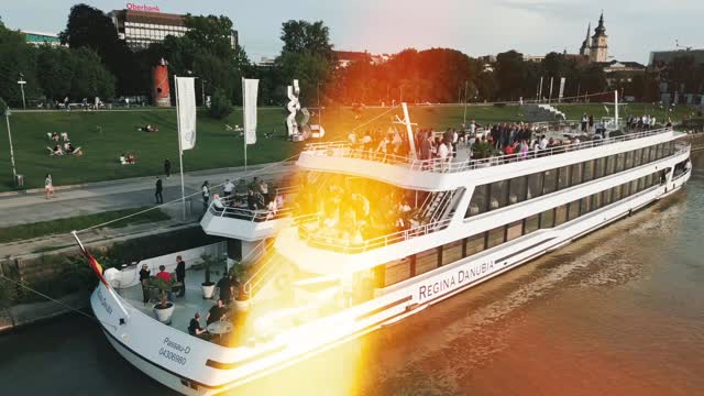 🚢 Ein Erlebnis-Vortrag auf einem fahrenden Schiff ist ein bewegtes Erlebnis - nicht nur für die Gäste
Es gibt schon sehr interessante Orte für einen Vortrag. Zwischen Feierlaune und in voller Fahrt dieses Donauschiffes durfte ich im Sommer den lauschenden Teilnehmer:innen der WKO meinen Erlebnis-Vortrag zum Besten geben – und dabei selbst neue Erfahrungen sammeln ;-)
Ein besonderer Dank an die WKO für das wertschätzende Feedback:
„Der IMMODAY 2025 hat einmal mehr gezeigt, wie wertvoll Inspiration und Austausch für unsere Branche sind. Besonders der Impulsvortrag von Thomas Fleischanderl, dem Bucketlist Schmied, hat uns tief beeindruckt. Mit seiner Botschaft ‚Entfache das Feuer in Dir!‘ hat er uns daran erinnert, dass Visionen keine Grenzen kennen – außer jenen, die wir uns selbst setzen. Seine Energie, sein Mut und seine Leidenschaft, Ziele konsequent und systematisch zu verfolgen, waren ein echtes Highlight des Tages. Viele von uns haben daraus die Motivation geschöpft, neue Perspektiven einzunehmen – sowohl persönlich als auch beruflich. Wir danken Thomas Fleischanderl für diese wertvollen Impulse, die uns bestärken, auch in einer dynamischen Zeit voller Wandel mit Zuversicht und Tatkraft nach vorne zu blicken.“ - herzlichen DANK dafür und fürs Vertrauen an @kairo @sabinelindorfer @mariozoidl @helena.schiller und Peter Neumann!
Foto- und Videocredit: @wko.ooe & @daviddeisinger
#Erlebnisvortrag #BucketlistSchmied #VomErlebnisZumErgebnis #Motivation #Inspiration #MutZurVeränderung #EntfacheDasFeuerInDir #WKO #IMMODAY2025 #DonauSchiff #BusinessEvent #Vortrag #Lebenskunst #VisionenLeben #FeuerEntfachen