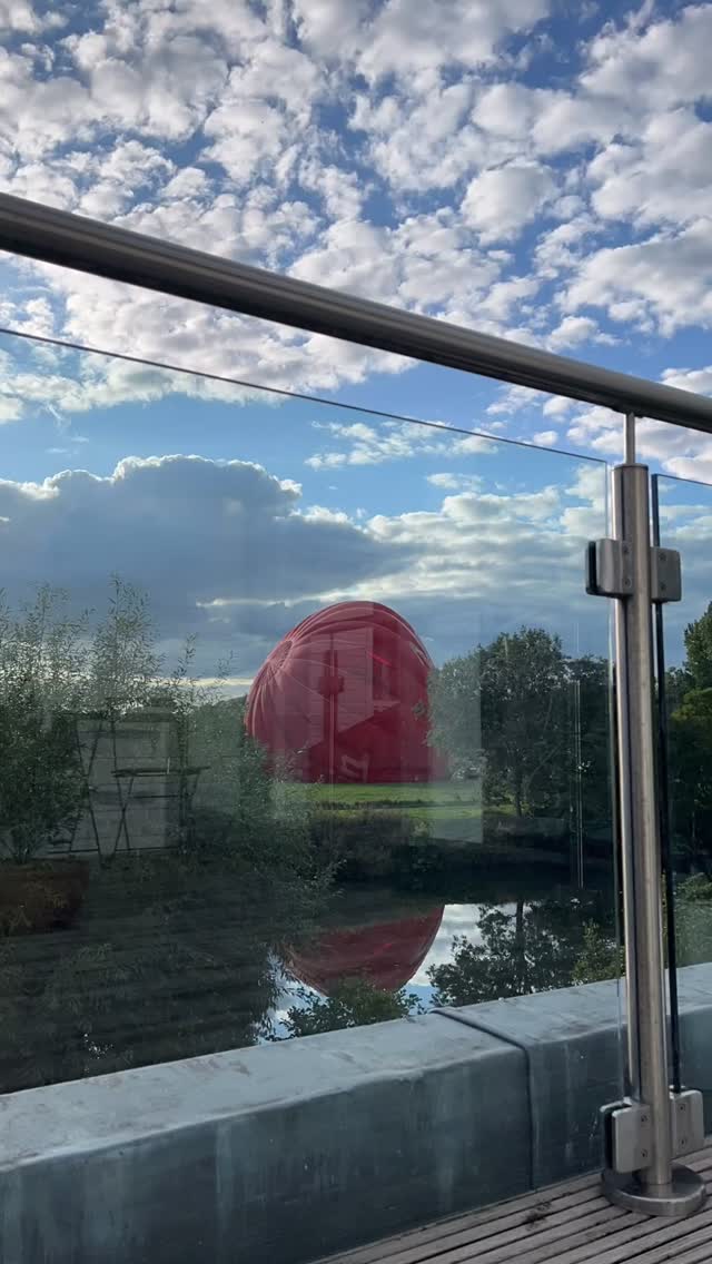 Taylor’s trending audio came up and I had to pair it with my hot air balloon timelapses 💁🏼♀️ 🎈 Never seen one this close before and now of course I want to fly. Who has been in one?! Was it amazing?!
#hotairballoon #airballoonlaunch #hotairballoons #bath #boathousebath #autumn #bathskyline #autumnskies #virginexperiencedays #virginhotairballoon #flying