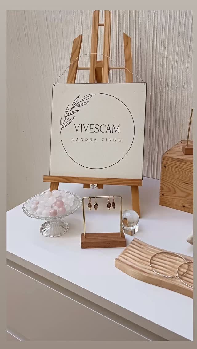 ✨ Zeitlose Eleganz ✨
Diese Ohrhänger aus echtem Rauchquarz fangen das Licht auf ganz besondere Weise ein – elegant, dezent und voller Charakter. Gefertigt in Sterling Silber 925, wahlweise vergoldet oder in Roségold, sind sie ein stilvoller Begleiter für Alltag und besondere Momente.
🤎 Rauchquarz steht für Ruhe & Klarheit – perfekt für alle, die innere Balance schätzen.
🌿 Minimalistisch, edel & vielseitig kombinierbar.
#rauchquarz #ohrhänger #edelsteinschmuck #handgemacht #sterlingsilber #vivescam