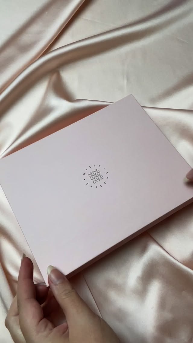 A few ways Iād add my new cerulean blue to my silk scrunchie gift sets. I still need to update my colour charts but you can now add cerulean blue to scrunchie trio gift sets
Video description - Jo opens a pale pink Mille Saisons box and adds three silk scrunchies in coral, white and mid ocean blue. The box is empty in the next shot and Jo adds another trio of silk scrunchies in deep navy, pale blue and mid ocean blue. The box is empty again in the next shot and Jo adds another trio of silk scrunchies in pale mint green, pale blue and mid ocean blue.