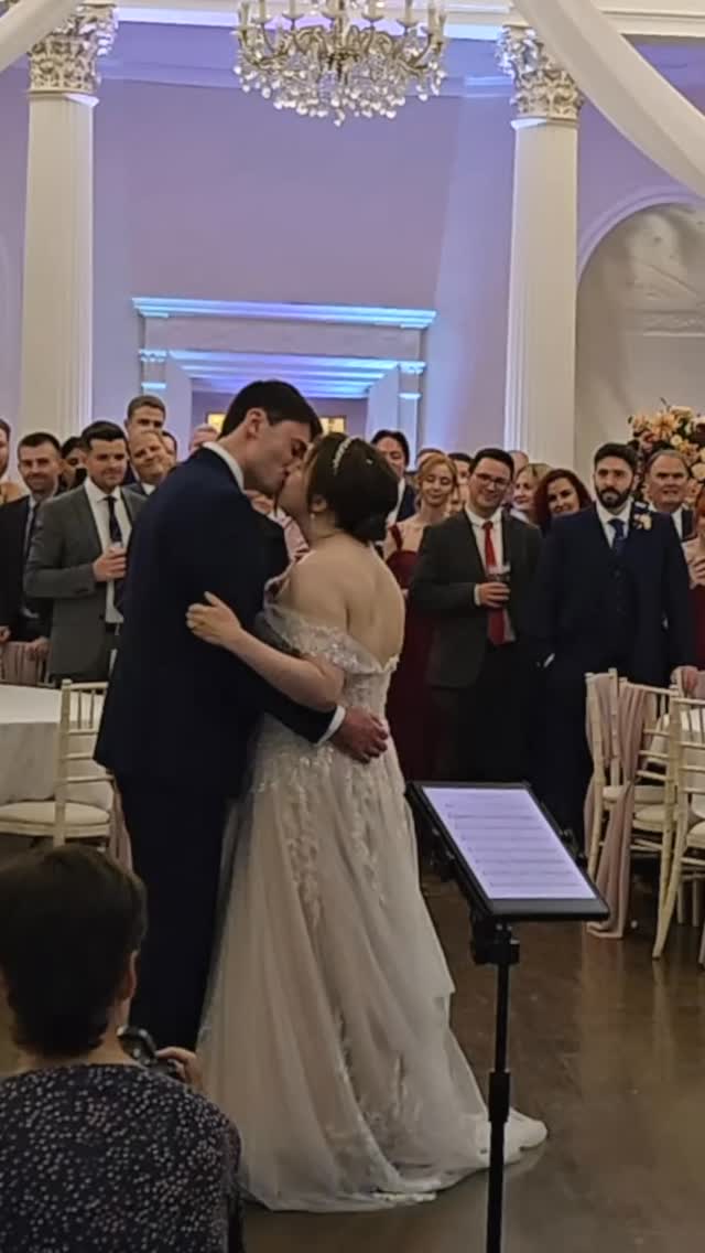 These guys were just the absolute BEST
๐ถ Dreams @thecranberries
๐ @colwickhall
#weddingsinger #ukweddings #thecranberries #dreamsthecranberries #acousticduo #firstdance