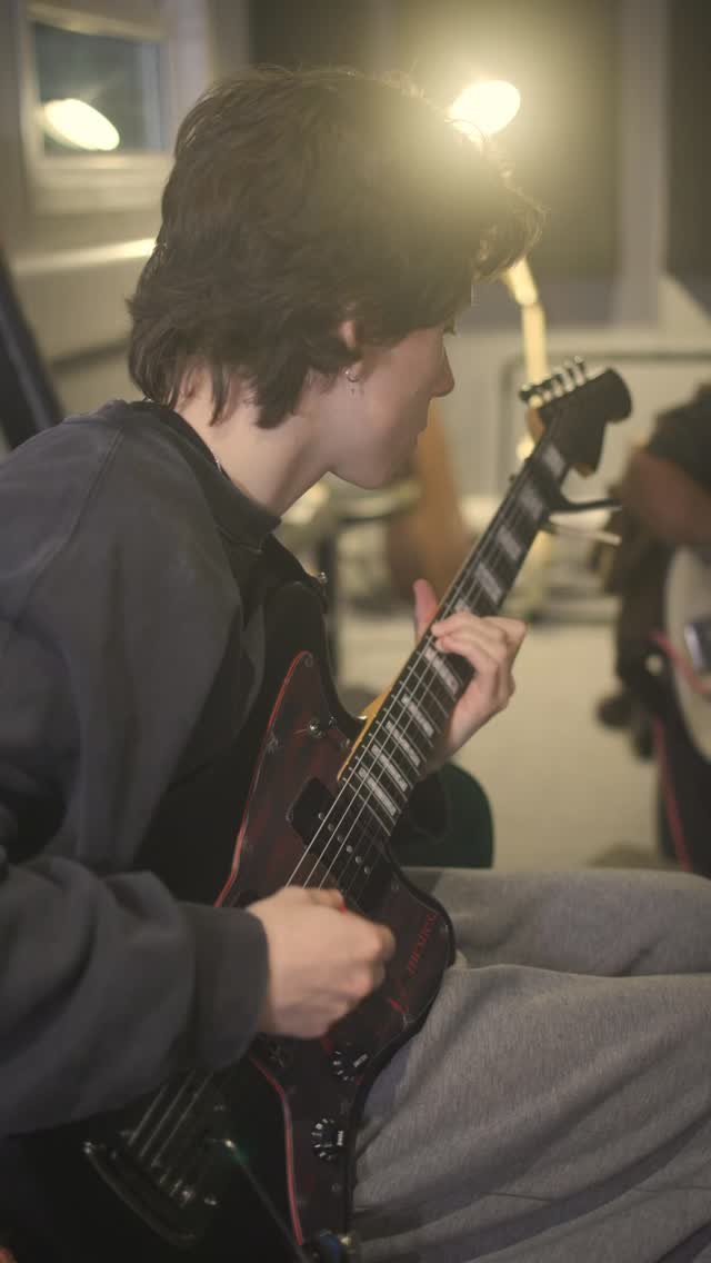 Ever wondered what it’s like to be in the studio with me?
I spent the weekend with @mesnes._ recording his debut Single and what a tune it is!
#producer #northwestproducer #recording #shoegaze #turnstile #studio #mixing #mixingengineer