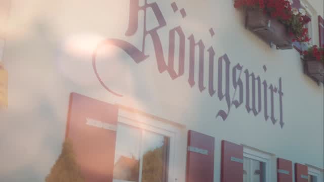 🎥 Behind the Scenes ✨
Heute ist unser Video vom Styled Shooting im Königswirt fertig geworden – ein ganzer Tag voller Kreativität, Teamwork und unzähliger Ideen.
Danke an alle Beteiligten für die tolle Zusammenarbeit – ihr seid echte Profis! 💫
.
.
🎥 @td_content
📸 @annafutter.photography
.
.
👉 Swipe & enjoy the vibes!
.
.
Konzept & Organisation: @zk_bliss_events @marcomaier
Location: @koenigswirt
Deko & Floristik: @zk_bliss_events
Outfits: @tianvantastique_brauttracht
Papeterie: @papier.gefuehl
Hair & Make-up: @schminkeria_munich
Brautpaar: @selina_eichhorn & Raphael
#StyledShooting #BehindTheScenes #Königswirt #TraditionTrifftModerne #Trachtliebe #Brautkleid #MakingOf #Teamwork #WeddingInspiration #WeddingVibes #WeddingGoals #WeddingShoot #WeddingPhotographer #BrideToBe #BohoBride #BavariaWedding #BavarianStyle #WeddingVenue #AuthenticMoments #CreativeTeam #InspirationForBrides #DreamWedding #LoveAndTradition #ModernMeetsTradition #WeddingCommunity #WeddingDetails