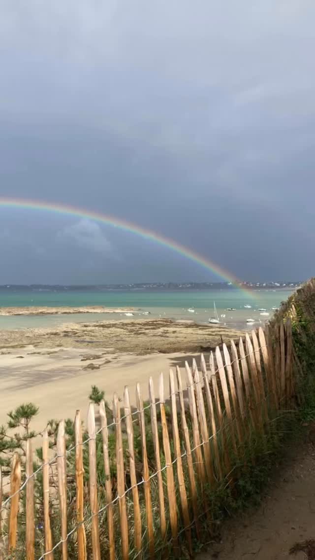 Sunday afternoon walk…following the storm around.
.
.
#family #walk #breath #sea #rainbow #meditationenbalade #yogabretagne #yogapourtous #evisolayoga