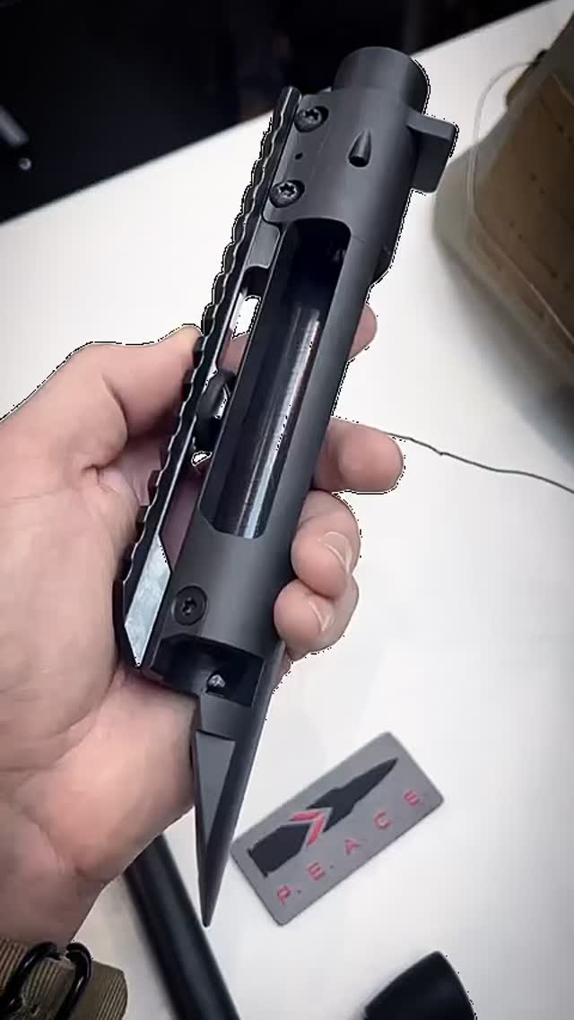 Lange Rede kurzer Sinn... diese Large Action wird den GR Markt hoffentlich ein wenig "kitzeln" dürfen! @p.e.a.c.e._gmbh ORS1 LA in 10.3 Capra. Somit für die eventuelle Kalibersache bereit, da .308er Stossboden. Und was das schönste ist, alles auf Remington 700 Footprint. Heisst, ihr habt die Chance euren Schaft für euer Wunschgerät über uns von diversen internationalen Schaftherstellern oder befreundeten Schäftern zu bestelllen! GET READY! Let's build your Custom-Dream 🫡... #armeriagrigioni #fullcustom