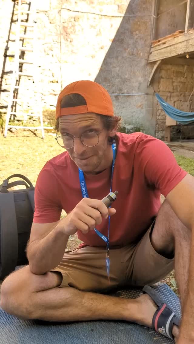 Le souffle d’une trompette,
le poids léger d’une note au clavier.
Et soudain, tout devient plus simple.
La musique nous fait du bien,
elle nous lie,
elle nous élève.
Guilhem nous ouvre une porte :
celle d’un monde où jouer,
c’est aussi guérir,
où écouter,
c’est déjà se rapprocher.