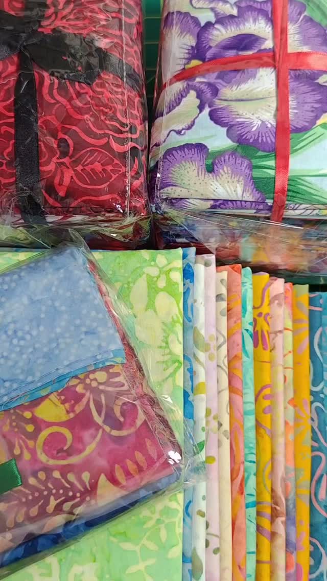My little haul from @cottonhouse.jkt which I delightfully stumbled upon during my visit to Jakarta last week. I had to narrow down my batik selections to light coloured ones just so I don't end up buying everything 😂. I figured light coloured batik fabrics are a little less commonly found in Malaysia so that's my deciding factor. Of course I gave in and grabbed those red batiks and Kaffe Fassett bundles on my way to the cashier.