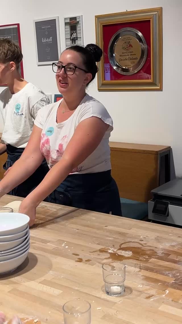 When your pizza course turns into a rock number. 🎶🍕
#scuolavolante #pizzaschool #pizza #thepizzaguy #discovolante #prontovolante #wien #vienna #pizzaworkshop #pizzaworkshops #foodie #pizzalovers #cookingschool #pizzatime #pizzaexperience #neapolitanpizza #authenticpizza #homemadepizza #createandbake #fromscratchwithlove #pizzavibes