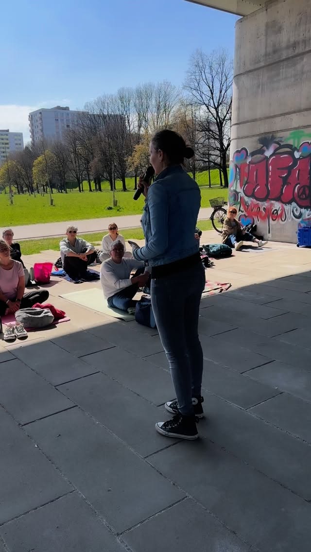 Liebe Eisbade-Freundin, lieber Eisbade-Freund, so schnell war der Sommer auch wieder vorbei! 🌞🍂
Nun stehen uns ein paar schöne herbstliche Tage bevor – und die Temperaturen kühlen - bald ;)- spürbar ab. ❄️ Aber keine Sorge: Wir helfen dir dabei, so richtig in Eisbade-Stimmung zu kommen. Wenn du dranbleibst, meisterst du die kühlen Temperaturen mit Leichtigkeit.
Am 03. Oktober um 15 Uhr feiern wir unser großes OPENING in Linz und wir laden dich herzlich ein, mit uns in die neue Eisbadesaison zu starten.
✨ Unser Programm beim Opening:
Rückblick auf das vergangene Jahr & Ausblick auf die kommende Saison mit @hi.isa @mks.smd
Breathwork-Session mit Andrea von @yoga.cuisine
Unser gemeinsamer Gang ins kühle Wasser - Newbies are welcome!
Ausklang mit Buffet & süßen Snacks von @marion.budovinsky @_isi.life & @yoga.cuisine
Wir bitten um Anmeldung auf www.eisbadenoe.at 💙