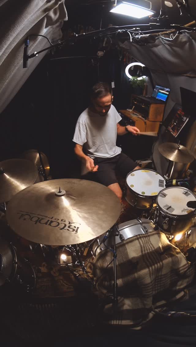 Not one but TWO?! triplet fills?!
That’s an @alwayssunnyfxx reference right there
Loving this @cmatbaby tune ❤️
Full version on YT soon. Basically whenever I can be bothered. Thanks byeee 🎂
#drumsdrumsdrums #vf15 #drummer #remodrumheads #drummergram #sessiondrummer #londonmusician #londonmusic #drummerinlondon #drum #drums #drumkit #drumset #instadrums #soundsfrommyattic #drumminglife @vicfirthuk @cosmicears @istanbulagop #remoterecording #remotedrumtracks #remotedrumrecording