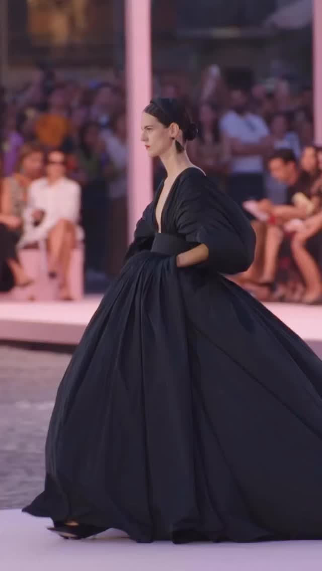 ✨ Carolina Herrera SS26 in Madrid ✨
Bold prints. Feminine florals. Classic silhouettes reimagined. This collection was a reminder that fashion isn’t just clothing—it’s wearable art. 🌸💃
As I watched the runway, I felt a spark of the dream I had when I first graduated college: to create my own high-end fashion line. A collection that embodies elegance, edge, and soul, pieces that make women feel powerful, timeless, and unforgettable.
For now, I’ll keep building, designing, and growing through helping brands through @elleandreid and @fashionfoundersacademy . But one day… ✨ one day.
💭 If you could design your own fashion line, what would it look like?
—
Credit: @carolinaherrera
#CarolinaHerrera #SS26 #MadridFashionWeek #LuxuryStyle #RunwayReady #HighEndFashion #FashionDreams #DesignerInspiration #FashionEntrepreneur #ElleAndReid #LuxuryFashionBrand #EmergingDesigner #FashionVisionaries #RunwayInspo
#futuredesigner #DreamBigStyle