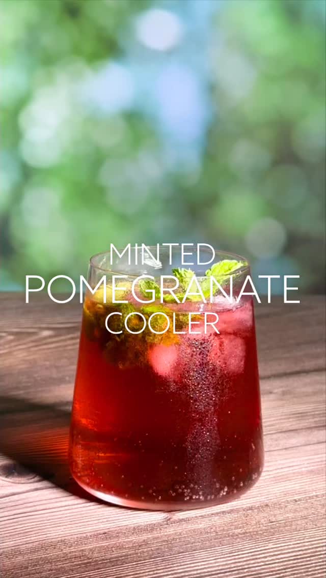 ✨ Minted Pomegranate Cooler ✨
Happy first day of fall 🍂 and happy Monday! Whether it still feels like summer where you are or the air is already crisp, this bright mocktail is the perfect way to reset and welcome the new season.
🌿 You’ll need
– 2 oz pomegranate juice
– ½ oz lime juice
– ½ oz simple syrup
– Fresh mint leaves
– Sparkling water to top
Shake juice, syrup + lime with mint, strain over ice, and top with bubbles. Garnish with mint sprig & pomegranate arils.
Fresh, juicy, and completely alcohol-free — cheers to a lighter start this season ✨
#mocktails #firstdayoffall #pomegranate #drinkrecipes #easyrecipes #homebartender #refreshingdrinks #thecasualsipper