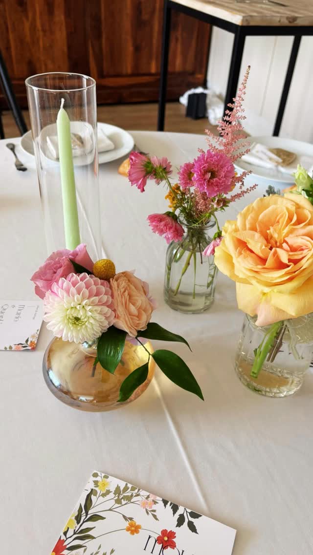 Mariage du mois de septembre à @ecodomainelafontaine de Pornic.
Mise en place de la décoration et du mobilier pour la cérémonie laïque et la salle de réception.
#breizhloue #breizhloue_fleurs #wedding #decoration #locationmobilier