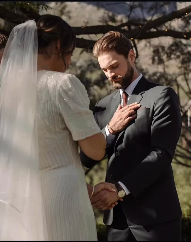 Warning!
The passion and immense warmth in these photographs will make your heart race 💗
We will never tire of the deep desire and connection in our couples images.
We live for this type of love 🤍
#outdoorwedding #oliverock #gardenwedding #destinationwedding
@olive_rock_venue
@saweddings
@pinkbooksa_
@tulbagh