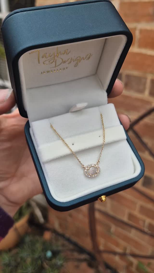 This beautiful yellow gold opal and diamond necklace was made from a collection of old jewellery.
#handmadejewellery #opaljewellery #diamondpendant #wheatbeltjeweller #diamonds #opal.