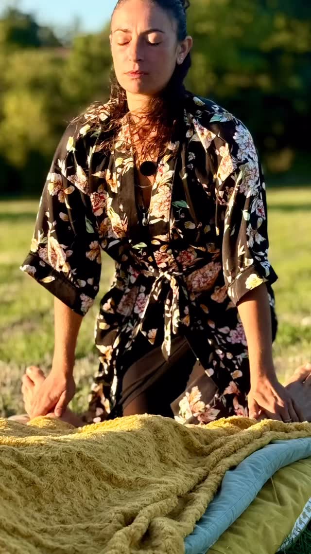 🌸 Nuad Boran – l’art ancestral du Massage Thaï 🌸
Le massage thaï, appelé originellement Nuad Boran, est une pratique sacrée née au cœur des temples de Thaïlande.
Bien plus qu’une technique, il est une méditation en mouvement, une danse de soin qui relie le corps, le souffle et l’esprit.
À travers des pressions, des étirements et des mobilisations douces :
🌿 le corps se délie,
🤲 l’énergie circule,
💫 l’âme retrouve son espace.
Recevoir le Nuad Boran, c’est entrer dans un rituel de guérison où chaque geste est prière, où chaque posture ouvre à plus de liberté intérieure.
Un voyage au cœur de soi, à la rencontre de l’équilibre et de la légèreté. ✨
💫 Mantra :
« Je me rends au rythme de la guérison.
À chaque souffle, je m’ouvre.
À chaque toucher, je retrouve la paix. »
#NuadBoran #MassageThaï #AjäAlaya #SoinHolistique #DanseDuSoin #RituelDeGuérison
—————-—————-—————-—————-—————-
🌸 Nuad Boran – The Ancestral Art of Thai Massage 🌸
Nuad Boran, the sacred art of Thai massage, was born in the heart of ancient temples in Thailand.
More than a technique, it is a meditation in motion — a healing dance that unites body, breath, and spirit.
Through gentle pressure, stretching, and mindful movement:
🌿 the body unravels,
🤲 energy flows freely,
💫 the soul finds its space again.
To receive Nuad Boran is to enter a healing ritual —
where every gesture is a prayer,
and every posture opens the path toward inner freedom.
A journey to the heart of oneself,
where balance and lightness are reborn. ✨
💫 Mantra:
“I surrender to the rhythm of healing.
With every breath, I open.
With every touch, I return to peace.”
#NuadBoran #ThaiMassage #AjäAlaya #HolisticHealing #SacredBodywork #HealingRitual #DanceOfCare #InnerBalance