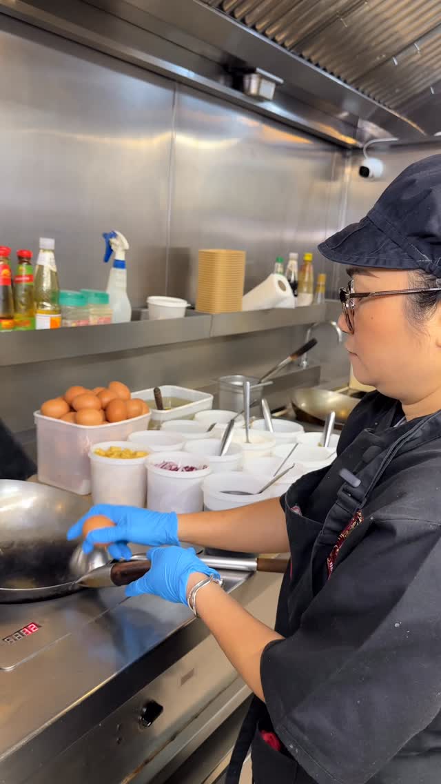Cooking our chicken fried rice with Nok herself 🍚🍅🌿
Simple yet absolutely delicious!
To book your table at Noks please use the link in our bio - for 10% off when ordering online make sure to use code NOKS10 👏
#thaifood #noksthaistreetfood #thaistreetfood #stockport #bramhall #stockport