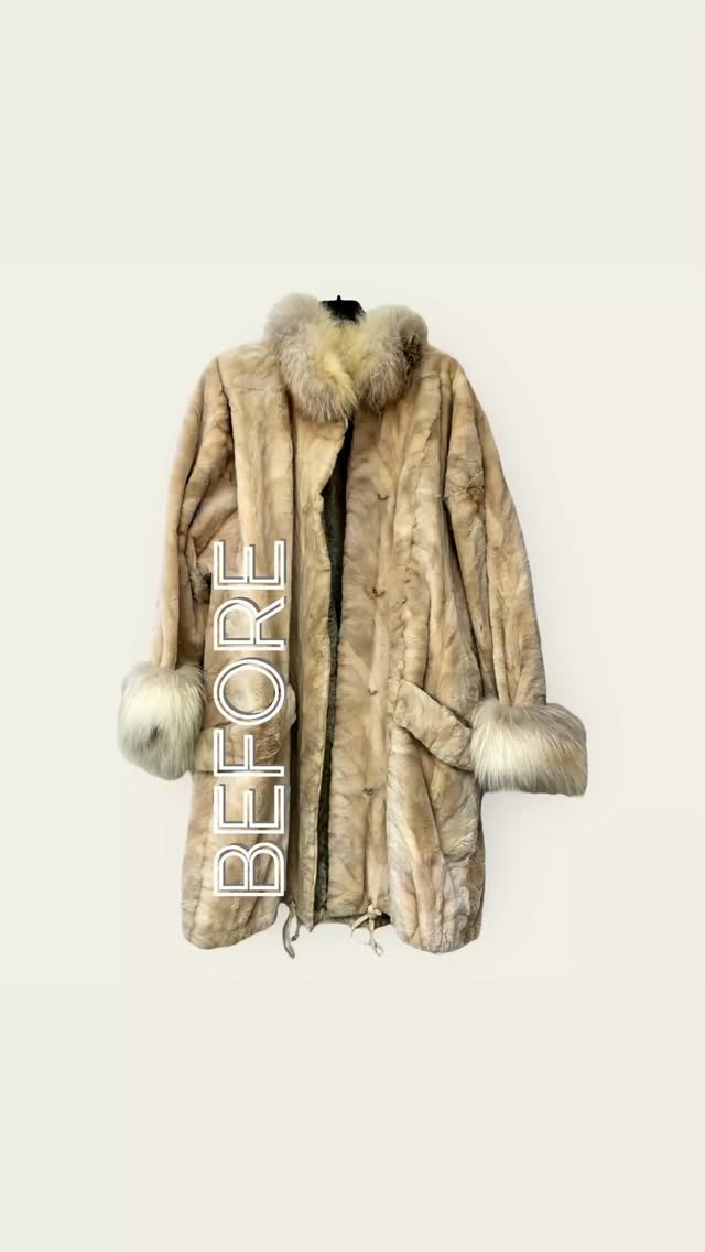 🇩🇪 Dein alter Pelz, dein Seidentuch oder deine Lammfelljacke wird bei uns zu einer wendbaren Bomberjacke verwandelt – Upcycling trifft High Fashion. 🌱✨
👉 So einfach geht’s:
1️⃣ Foto von deinem „Vintage Stück“ schicken (WhatsApp, DM oder Mail).
2️⃣ Lieblings-Style, Farbe & Größe wählen. Hier: Bomberjacke in Navy, Größe L
3️⃣ Wir machen daraus dein handgemachtes Forever-Statement-Piece.
♻️ Nachhaltige Mode statt Fast Fashion.
💥 Deine Vergangenheit wird zur Zukunft – Slow Fashion, die nicht nur wärmt, sondern Haltung zeigt.
🇬🇧 We can transform your old fur coat, silk scarf or lambskin jacket into a reversible bomber jacket – upcycling meets high fashion. 🌱✨
👉 It’s this easy:
1️⃣ Send us a photo of your „vintage piece“ (WhatsApp, DM or email).
2️⃣ Choose your favourite style, colour and size. Here: bomber jacket in navy, size L
3️⃣ We’ll turn it into your handmade forever statement piece.
♻️ Sustainable fashion instead of fast fashion.
💥 Your past becomes your future – slow fashion that not only keeps you warm, but also makes a statement.