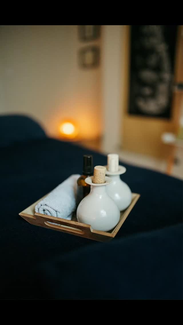 🍂 Offre d'automne 🍂
Massage aux céramiques chaudes
Sur une table chauffante, le rituel débute par la douceur de serviettes chaudes appliquées sur les pieds.
Commence alors un soin profondément réconfortant, où la chaleur diffuse des céramiques chauffées à l’eau s’associe aux bienfaits du massage.
La chaleur pénètre délicatement les tissus, apaise les tensions, dénoue les raideurs et favorise une détente profonde du corps et de l’esprit.
Les manœuvres enveloppantes, combinées à cette chaleur, activent la circulation, assouplissent les muscles et invitent au lâcher-prise.
Un soin comme un cocon chaleureux, idéal pour relâcher le stress, apaiser la fatigue et retrouver équilibre et harmonie intérieure.
Une parenthèse hors du temps, pour vous ressourcer pleinement.
Réservation en ligne https://au-creux-des-sens.reservio.com
https://www.aucreuxdessens.fr/massage
📷 @clairegalisson
#automne #aucreuxdessens
#massagebienetre #ceramiquechaude #pierrechaude #saintpaultroischateaux #bienetre
#massage
#detente