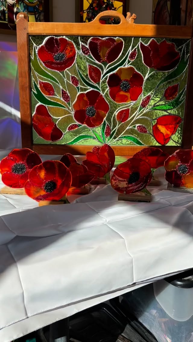 #glassartists #stainedglass #glassartwork #contemporaryglassart #ruskinglasscentre #fusedglass #contemporaryglass ##fusedglassart #remembrance