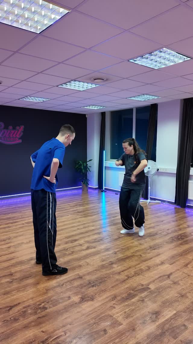 Common Battle Gestures โ๏ธ
Have you guys seen any of these gestures during a battle? ๐
Video and edit by @valeriam__8
#streetdancer #dancebattle