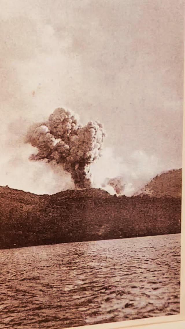 Vous avez certainement entendu le nom de ces îles : Santorin, Thirasia, Folegandros, Anafi, Ios, Sikinos, sans nommer les dizaines d’îlots inhabités qui les entourent. Ces îles volcaniques, arides, touristiques (ou pas), aux vues spectaculaires, des sentiers qui amènent vers les églises en haut ou vers les plages dorées en bas. En septembre la vie est douce et les plus petites îles terminent leur saison. Je suis triste de les quitter. Mais je me réjouis d’arriver maintenant en Crête, ma dernière et magnifique étape. 🧿 #santorini #folegandros #anafi #sikinos #ios #greekseptember #islandhopping #ducatodioia #ducatowinevillas #megalochori