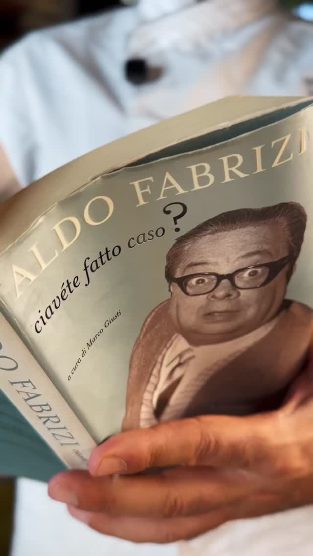 “𝑳𝒂 𝑴𝒂𝒕𝒓𝒊𝒄𝒊𝒂𝒏𝒂 𝒎𝒊𝒂” 𝒔𝒆𝒄𝒐𝒏𝒅𝒐 𝑨𝒍𝒅𝒐 𝑭𝒂𝒃𝒓𝒊𝒛𝒊
𝑁𝑜𝑛 𝑒̀ 𝑙𝑎 𝑠𝑜𝑙𝑖𝑡𝑎 𝑎𝑚𝑎𝑡𝑟𝑖𝑐𝑖𝑎𝑛𝑎: 𝑢𝑛𝑎 𝑣𝑒𝑟𝑠𝑖𝑜𝑛𝑒 “𝑒𝑟𝑒𝑡𝑖𝑐𝑎” 𝑐𝑜𝑛 𝑎𝑔𝑙𝑖𝑜, 𝑐𝑖𝑝𝑜𝑙𝑙𝑎, 𝑧𝑒𝑛𝑧𝑒𝑟𝑜 𝑒 𝑢𝑛𝑎 𝑠𝑝𝑟𝑢𝑧𝑧𝑎𝑡𝑎 𝑑𝑖 𝑎𝑐𝑒𝑡𝑜 𝑏𝑢𝑜𝑛𝑜! 𝐼𝑙 𝑔𝑟𝑎𝑛𝑑𝑒 𝐴𝑙𝑑𝑜 𝐹𝑎𝑏𝑟𝑖𝑧𝑖 𝑙𝑎 𝑠𝑐𝑟𝑖𝑠𝑠𝑒 𝑐𝑜𝑠𝑖̀. 𝑁𝑜𝑛 𝑢𝑛𝑎 𝑠𝑒𝑚𝑝𝑙𝑖𝑐𝑒 𝑟𝑖𝑐𝑒𝑡𝑡𝑎, 𝑚𝑎 𝑢𝑛𝑎 𝑝𝑜𝑒𝑠𝑖𝑎 𝑐ℎ𝑒 𝑑𝑖𝑣𝑒𝑛𝑡𝑎 𝑝𝑖𝑎𝑡𝑡𝑜.
𝐸̀ 𝑙𝑎 𝑛𝑜𝑠𝑡𝑟𝑎 𝑎𝑚𝑎𝑡𝑟𝑖𝑐𝑖𝑎𝑛𝑎: 𝑣𝑒𝑟𝑎𝑐𝑒, 𝑟𝑜𝑚𝑎𝑛𝑒𝑠𝑐𝑎, 𝑚𝑎 𝑐𝑜𝑛 𝑢𝑛𝑎 𝑛𝑜𝑡𝑎 𝑖𝑛𝑎𝑠𝑝𝑒𝑡𝑡𝑎𝑡𝑎 𝑐ℎ𝑒 𝑙𝑎 𝑟𝑒𝑛𝑑𝑒 𝑢𝑛𝑖𝑐𝑎. 𝑈𝑛 𝑝𝑖𝑎𝑡𝑡𝑜 𝑐ℎ𝑒 𝑝𝑟𝑜𝑓𝑢𝑚𝑎 𝑑𝑖 𝑇𝑒𝑠𝑡𝑎𝑐𝑐𝑖𝑜 𝑒 𝑑𝑖 𝑜𝑠𝑡𝑒𝑟𝑖𝑒 𝑑𝑖 𝑢𝑛 𝑡𝑒𝑚𝑝𝑜, 𝑟𝑎𝑐𝑐𝑜𝑛𝑡𝑎𝑡𝑜 𝑜𝑔𝑔𝑖 𝑐𝑜𝑛 𝑙𝑎 𝑠𝑡𝑒𝑠𝑠𝑎 𝑝𝑎𝑠𝑠𝑖𝑜𝑛𝑒.
𝐶ℎ𝑒𝑓 𝐹𝑟𝑎𝑛𝑐𝑒𝑠𝑐𝑜 𝑆𝑝𝑒𝑟𝑎𝑛𝑑𝑒𝑜 @fradeatails
𝐹𝑖𝑙𝑚𝑒𝑑 𝑏𝑦 @moniqueacl
Vi aspettiamo a pranzo il sabato e la domenica (dalle 12:30 alle 15:00) e a cena dal lunedì alla domenica!
𝐈𝐧𝐟𝐨 𝐞 𝐏𝐫𝐞𝐧𝐨𝐭𝐚𝐳𝐢𝐨𝐧𝐢
📍 Via Alessandro Volta 36, Testaccio, Roma
📞 06 5741369
🌐 Prenota ora: Link in BIO!
#MastroGiorgio #CucinaRomana #Testaccio #RomaRistoranti #FoodieRoma #SaporiAutentici #TradizioneEInnovazione #Amatriciana #AldoFabrizi #RicetteRomane #PoesiaInCucina #ReelItalia #PranzoRoma #cenaroma