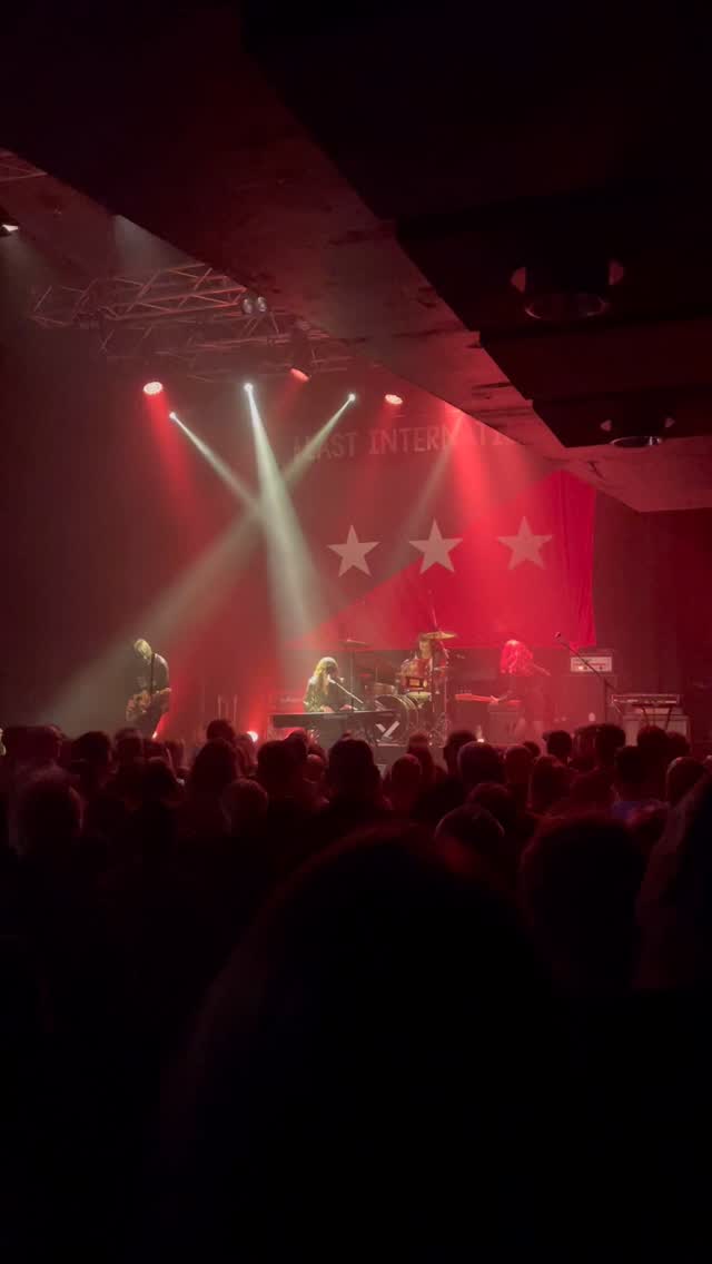 ✨ Een concertfoto moet meer doen dan laten zien wie er op het podium stond. Het moet de energie voelbaar maken, alsof je er zelf middenin stond. Het zweet, het licht, de rauwe intensiteit van het moment.
🎶 Sinds mijn zesde speelt muziek een hoofdrol in mijn leven. Van brassbands tot orkesten leerde ik de kracht van ritme, timing en performance van binnenuit kennen. Wat me opviel? Actiefoto’s van muzikanten ontbraken vaak. Als ze er al waren, stonden slagwerkers ver weg, waren onscherp, of half achter hun instrumenten verstopt. Terwijl juist dát moment, de overgave op het podium, het waard is om vast te leggen.
🔥 Die frustratie werd mijn motivatie: ik wilde beelden maken die muzikanten terugbrengen naar dat gevoel. De spanning vóór een solo, de laatste trilling van een snaredrum, de energie tussen publiek en performer. Als fotograaf en videomaker weet ik precies wanneer ik moet klikken, niet omdat ik wacht op het licht, maar omdat ik de muziek voel aankomen. Van grote uithalen tot kleine stiltes: mijn camera volgt de cadans.
📸 Tijdens een show bereid ik me voor door de muziek te voelen en vooruit te denken. Ik beweeg intuïtief, mis geen moment, maar blijf onzichtbaar voor de artiest en het publiek.
✨ Het resultaat: beelden die de rauwheid en energie vangen, maar ook de stilte en het ademloze moment. Foto’s die je terugbrengen naar dat gevoel van volledig in het nu zijn.
🎶 Werk je aan een nieuwe release of show? Drop een 🎤 hieronder en ik stuur je wat ideeën mee.