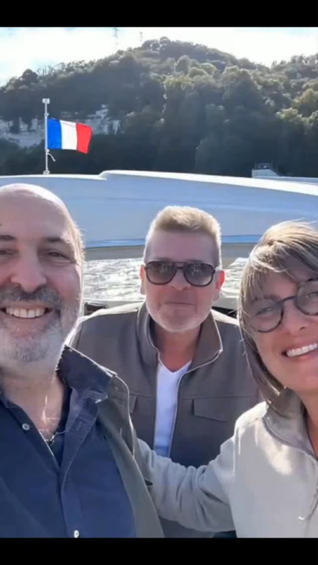 🎥 Lumière, moteur... Action sur la Seine ! 🛥️
À l’occasion de la sortie en VOD de #lavenuedelavenir nous sommes fiers de vous partager ce making-of, tourné à bord de notre bateau pour les repérages en Seine avec le réalisateur @cedklap et son équipe.
Un immense merci à Cédric Klapisch pour ces moments partagés, son sourire, sa bonne humeur et son talent qui en font incontestablement un grand Monsieur du cinéma.
Votre prochaine plateforme de tournage ?
Si vous aussi, vous recherchez un lieu unique sur la Seine pour vos tournages, @seineriver.fr met son savoir-faire et son bateau à votre disposition.
#cedricklapisch
#lavenuedelavenir
#canalplus
#tournage
#MakingOf
#BehindTheScenes
#FilmProduction
#TournageEnSeine
#SeineRiver
#ProductionAudiovisuelle
#CinémaFrançais
#BateauPrive