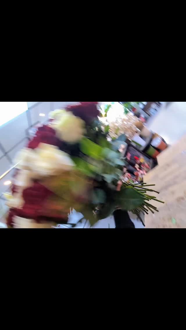 ✨ Un bouquet d’exception pour un anniversaire unique ✨
48 magnifiques roses rouges et blanches, symbole d’amour, de pureté et d’élégance 🌹🤍❤️
Un cadeau raffiné qui fait toujours son effet ! 🎉🎁
📍 Création signée avec passion par votre fleuriste à Nice 💐
#fleuriste #fleur #flower #florist #nice #iloveNice #roses #bouquet #anniversaire #flowersofinstagram #instaflowers #flowerstagram #redroses #whiteroses #luxuryflowers #floraldesign #artfloral