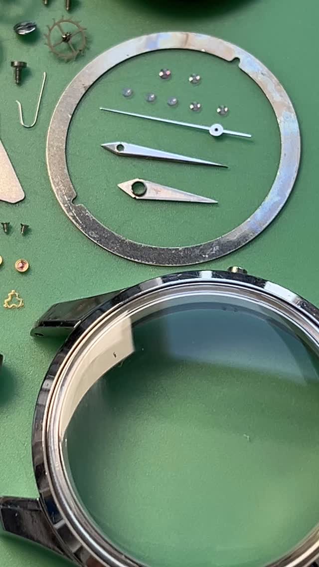 A true icon of Seiko’s golden era. Powered by the legendary 4402 movement, this hand-wound caliber is often considered one of Seiko’s most beautifully finished mechanical movements. From its crisp bevels to its clean architecture, it’s a showcase of precision and artistry that rivals the best Swiss watchmaking of its time.
This 4402-8000 from 1968 pairs this mechanical beauty with timeless design, a sharp, elegant case and refined dial that embody the spirit of King Seiko. A piece where form and function are in perfect harmony.
Collectible. Elegant. Enduring.
#watchrestoration #watchrepair #watchforsale #vintageseiko #kingseiko4402