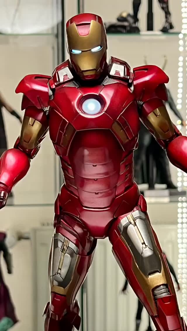 Iron Man Mark VII, evinize teknoloji ve stil katmak için geri döndü! Gerçekten heyecan verici bir vitrin parçası. 🌟 Harekete duyarlı aydınlatma özelliğini kaçırmayın! Link in Bio #IronMan #Kotobukiya #Marvel