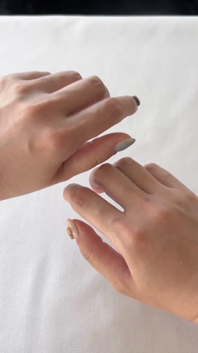 A Little Luxury, Seamlessly Yours.
(あなたに、そしてどんなものにも自然になじむ小さな贅沢)
FELNは、装いにそっと寄り添い“自分らしさ”を引き立てるジュエリーを提案。SILVER925の美しさと共に、日々に静かな品を添えます。