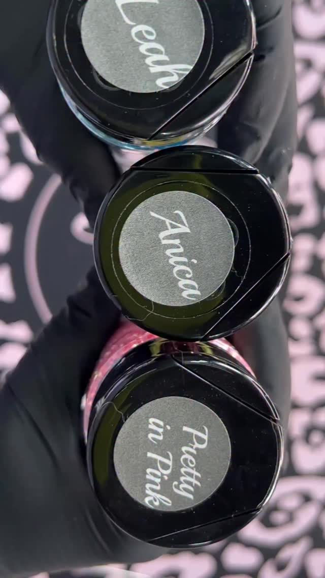 Shaker mold keychains are so much fun 🤩
🖤 UV Resin and UV Resin Lamp by @resinrockers
🖤 Epoxy by @flynnsisterssupplyshop
🖤 Glitter by @mayra_makes_it
#epoxyresin #kawaii #glitter